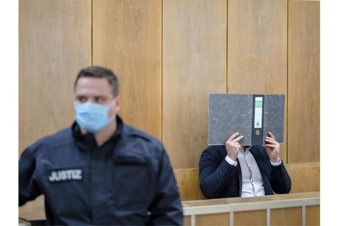 Prozess: 35-Jähriger soll junge Frau erstochen haben Der Angeklagte sitzt im Gerichtssaal des Landgerichts Hannover. Foto: Ole Spata/dpa