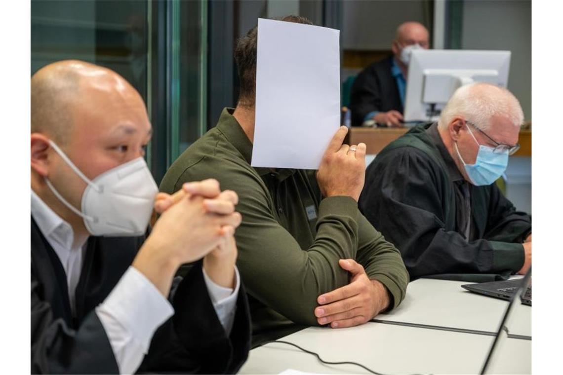 Der Angeklagte sitzt im Gerichtssaal im Kriminalgericht Moabit. Foto: Christophe Gateau/dpa