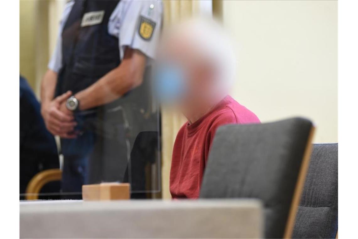Der Angeklagte sitzt im großen Gerichtssaal auf der Anklagebank. Foto: Felix Kästle/dpa