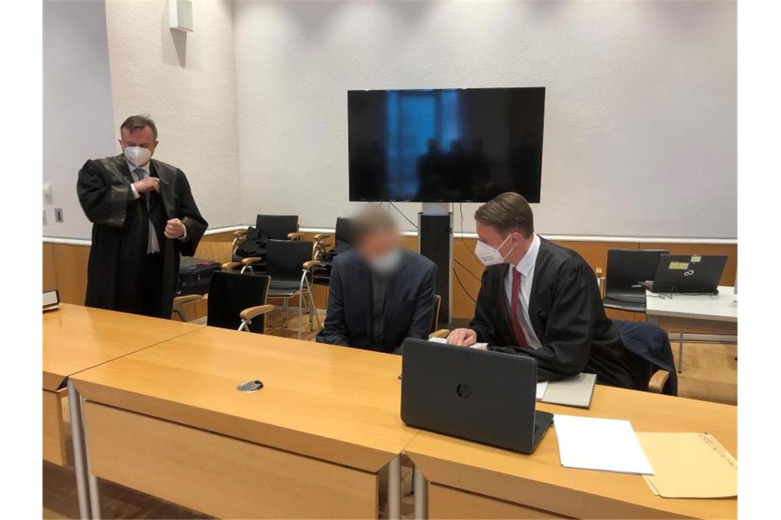 Prozess um tödlichen Flugunfall: Bewährung für Piloten Der Angeklagte sitzt im Saal des Landgerichts Fulda zwischen seinen Verteidigern. Foto: Christine Schultze/dpa