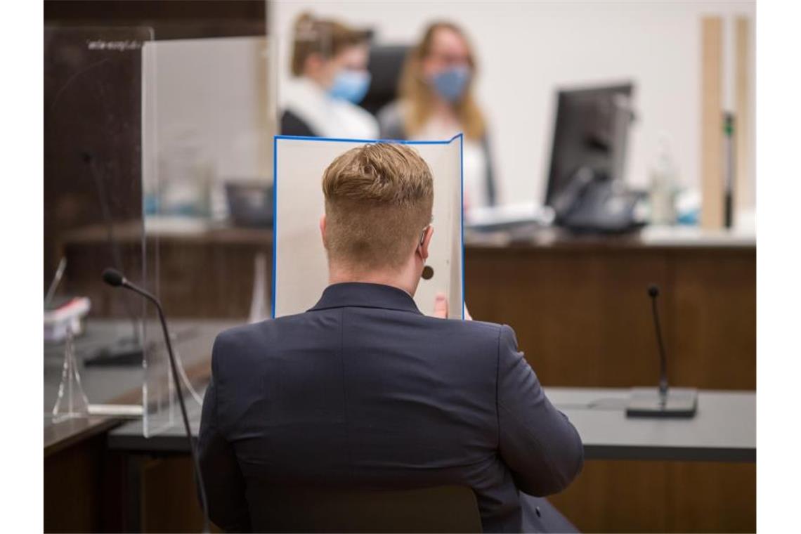 Der Angeklagte sitzt im Sitzungssaal im Strafjustizzentrum des Landgerichts Nürnberg-Fürth. Foto: Daniel Karmann/dpa