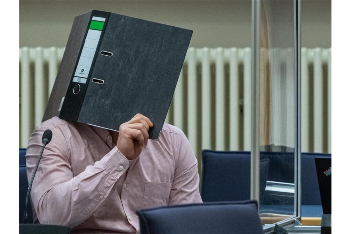 Frau beim Sex getötet - Ex-Partner zu Haftstrafe verurteilt Der Angeklagte sitzt im Verhandlungssaal des Landgerichts Regensburg. Foto: Armin Weigel/dpa