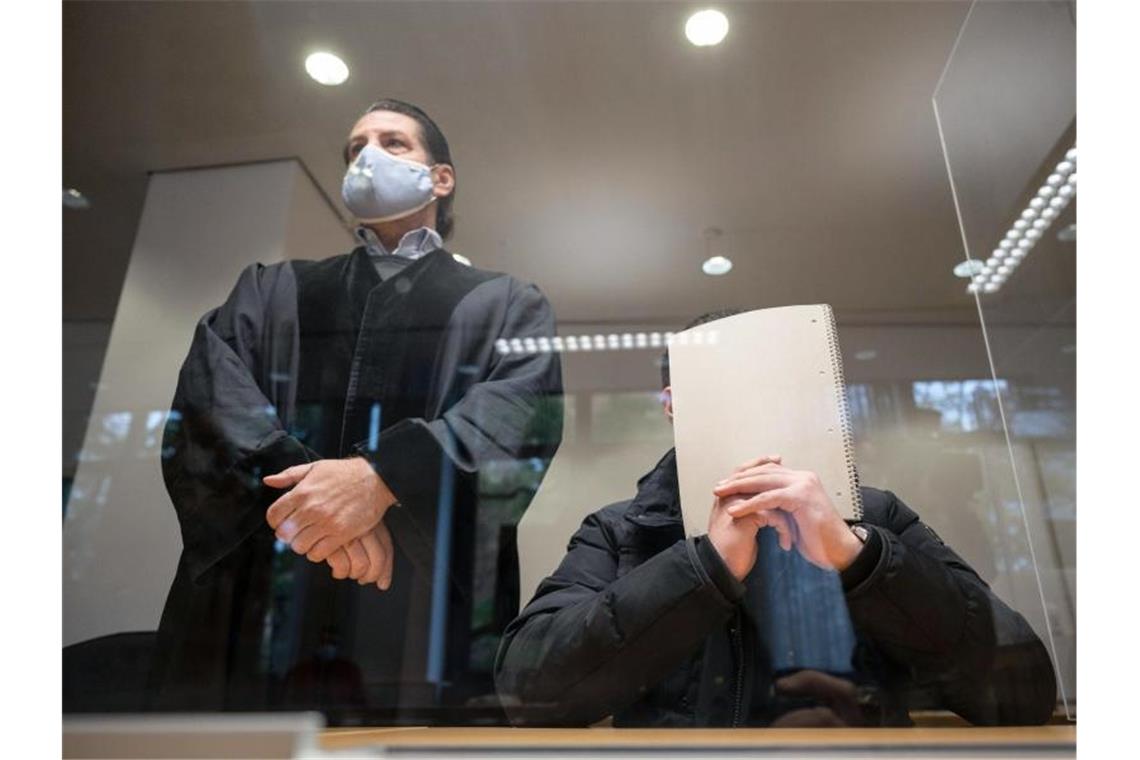 Der Angeklagte sitzt neben seinem Rechtsanwalt in einem Saal des Amtsgerichts Stuttgart. Foto: Marijan Murat/dpa