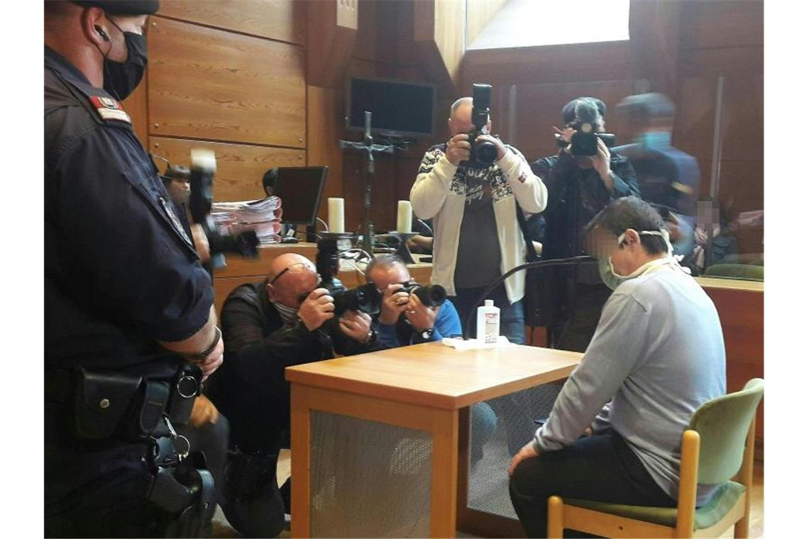 Der Angeklagte sitzt vor Beginn des Prozesses im Gerichtssaal des Landgerichts. Foto: Brigitte Forster/APA/dpa