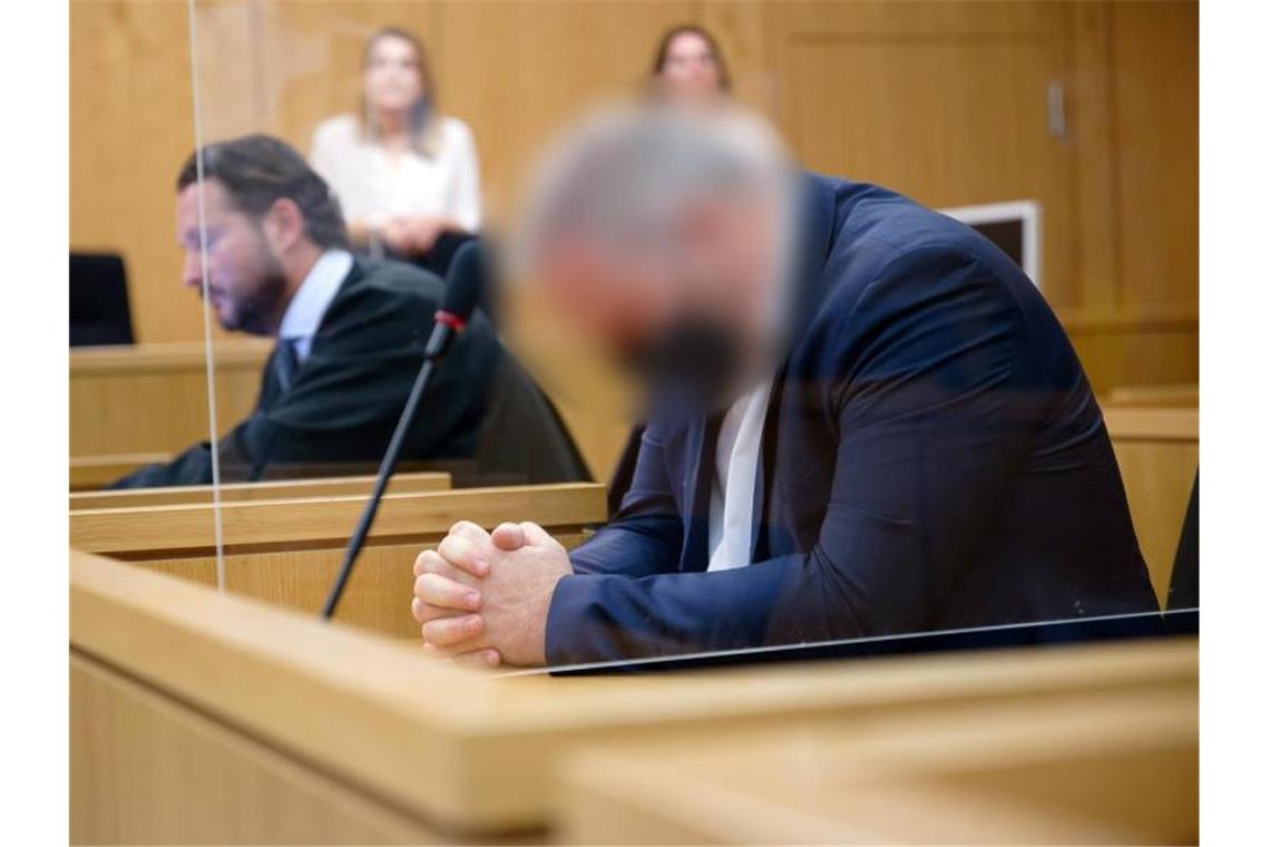 Der Angeklagte sitzt vor Beginn seines Prozesses in einem Saal des Aachener Landgerichts neben seinem Rechtsanwalt. Foto: Henning Kaiser/dpa