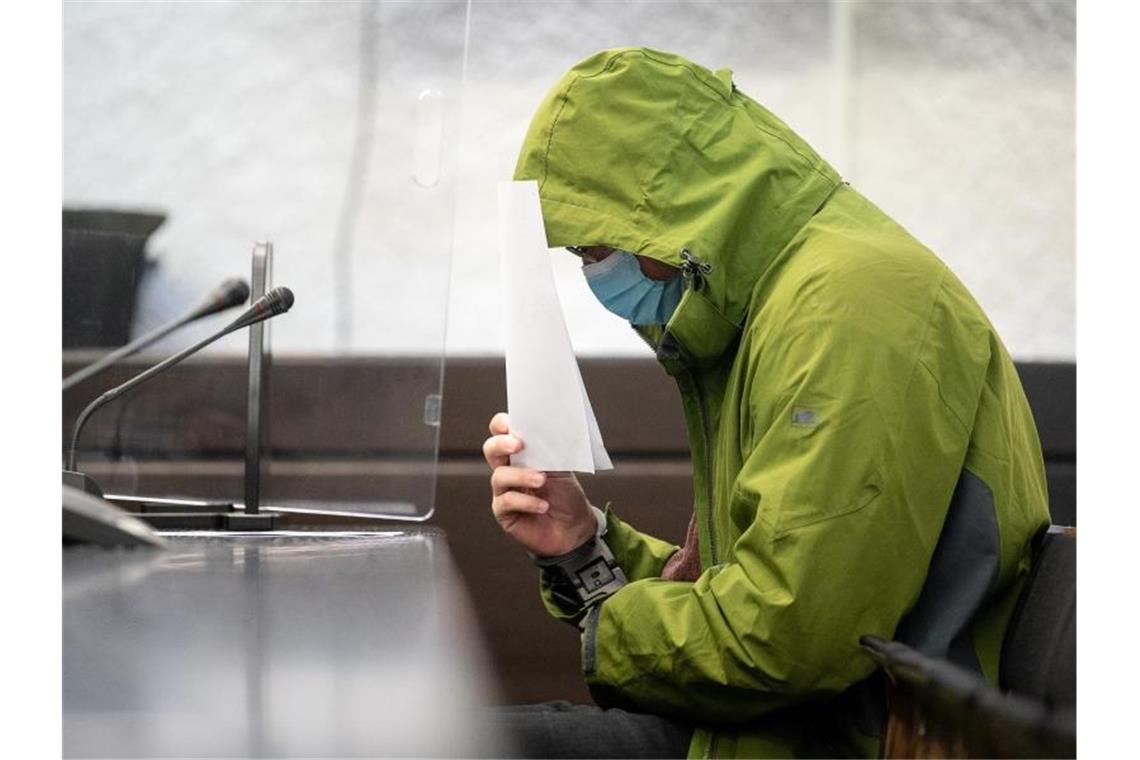 Der Angeklagte sitzt zu Beginn des Prozesses in einem Saal des Stuttgarter Landgerichts. Foto: Sebastian Gollnow/dpa