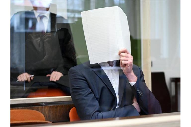 Der Angeklagte sitzt zu Prozessbeginn im Verhandlungssaal im Landgericht München. Foto: Tobias Hase/dpa