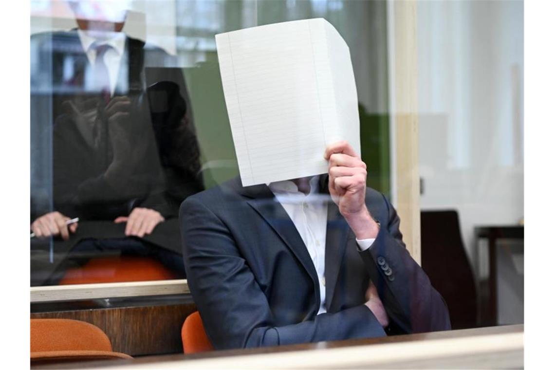 Missbrauchskomplex um Zwölfjährige: Mann räumt Vorwürfe ein Der Angeklagte soll sich schwer an einem damals 12-jährigen Mädchen vergangen haben. Foto: Tobias Hase/dpa