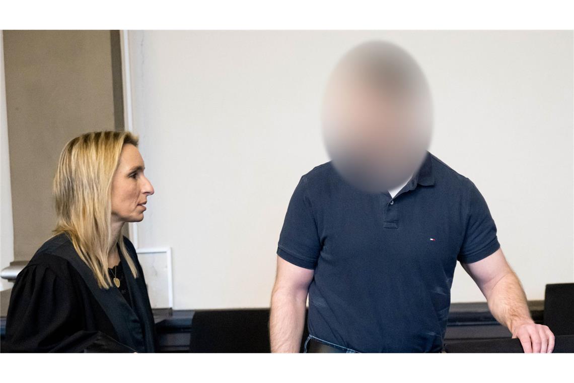 Lebenslange Haft für Soldat wegen dreifachen Mordes Der Angeklagte steht neben seiner Verteidigerin Daniela Post (l) im Gerichtssaal vom Landgericht Verden.