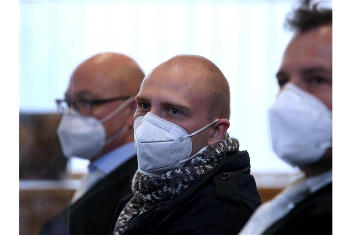 Der Angeklagte Stephan Balliet (M) sitzt zu Beginn des 20. Prozesstages zwischen seinen Verteidigern Hans-Dieter Weber (l) und Thomas Rutkowski im Landgericht. Foto: Ronny Hartmann/dpa-Zentralbild/dpa