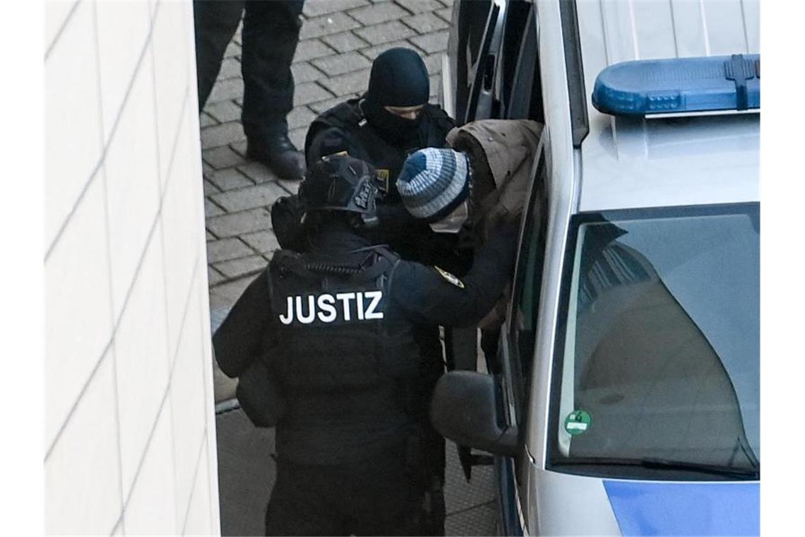 Der Angeklagte Stephan Balliet (r) kommt vor der Urteilsverkündung am Landgericht an. Foto: Hendrik Schmidt/dpa-Zentralbild/dpa