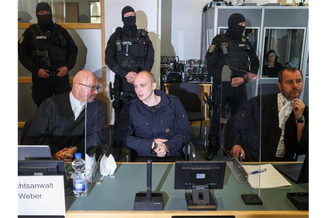 Der Angeklagte Stephan Balliet sitzt zwischen seinen Anwälten im Verhandlungssaal im Magdeburger Landgericht. Foto: Jan Woitas/dpa-Zentralbild/dpa