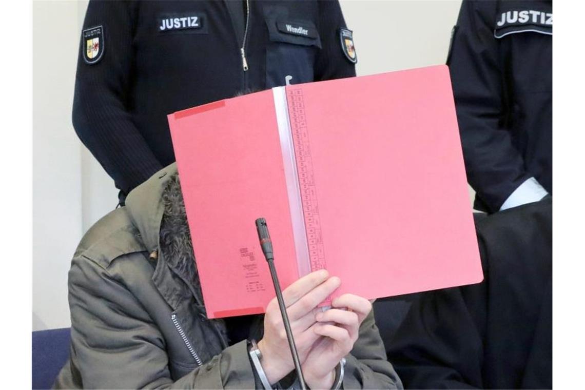 Der angeklagte Stiefvater im Gerichtssaal. Foto: Bernd Wüstneck/dpa/Archiv