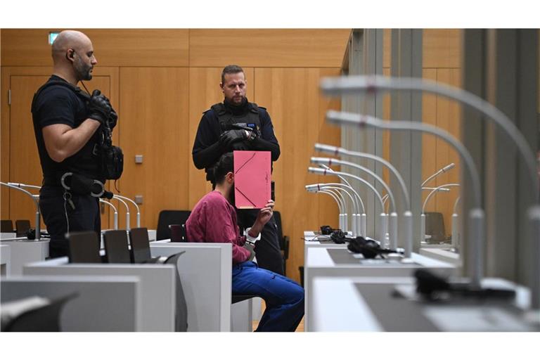 Der Angeklagte Sulaiman A. sitzt an seinem Platz zum Auftakt des Staatsschutzverfahrens wegen eines Messerangriffes auf dem Marktplatz in Mannheim.
