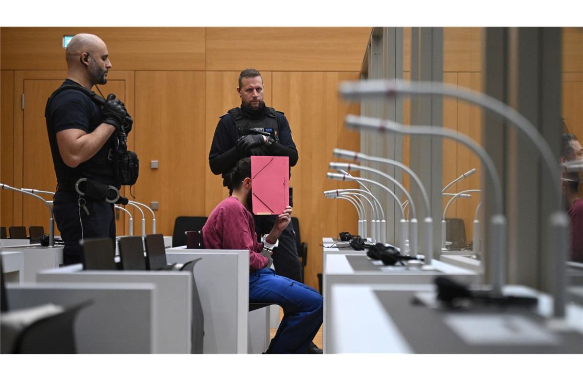 Der Angeklagte Sulaiman A. sitzt an seinem Platz zum Auftakt des Staatsschutzverfahrens wegen eines Messerangriffes auf dem Marktplatz in Mannheim. (Archivbild)