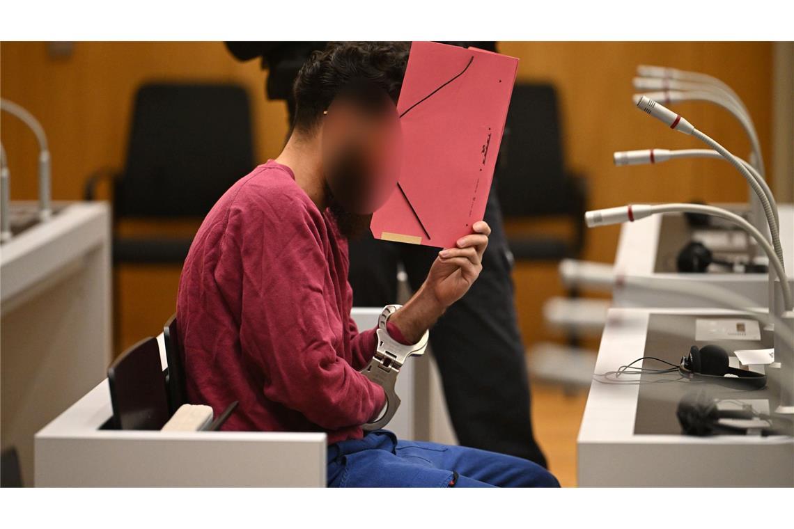 Mit dem Jagdmesser gegen "Ungläubige" - Prozess nach Angriff Der Angeklagte Sulaiman A. sitzt beim Prozessauftakt im Gerichtssaal.