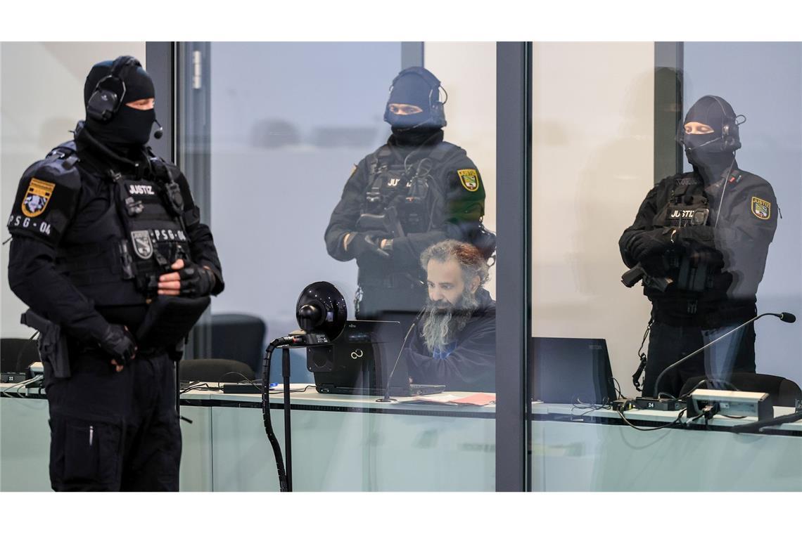 Der Angeklagte Taleb al-Abdulmohsen sitzt mit Handfesseln in einem kugelsicheren Glaskasten im Gerichtssaal.