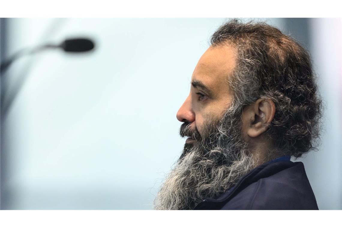 Der Angeklagte Taleb al-Abdulmohsen sitzt zu Beginn des zweiten Prozesstages in einem kugelsicheren Glaskasten.