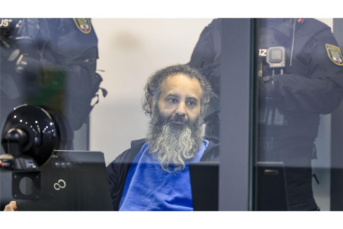 Der Angeklagte Taleb al-Abdulmohsen sitzt zu Prozessbeginn in einem kugelsicheren Glaskasten im Gerichtssaal des Landgerichts Magdeburg.