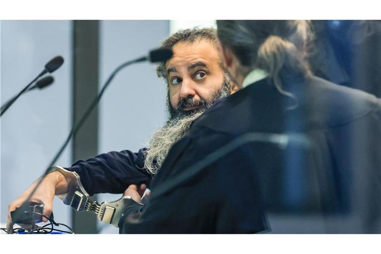 Der Angeklagte Taleb al-Abdulmohsen sitzt zu Prozessbeginn in einem kugelsicheren Glaskasten im Gerichtssaal im temporären Gerichtsgebäude des Landgerichtes Magdeburg.
