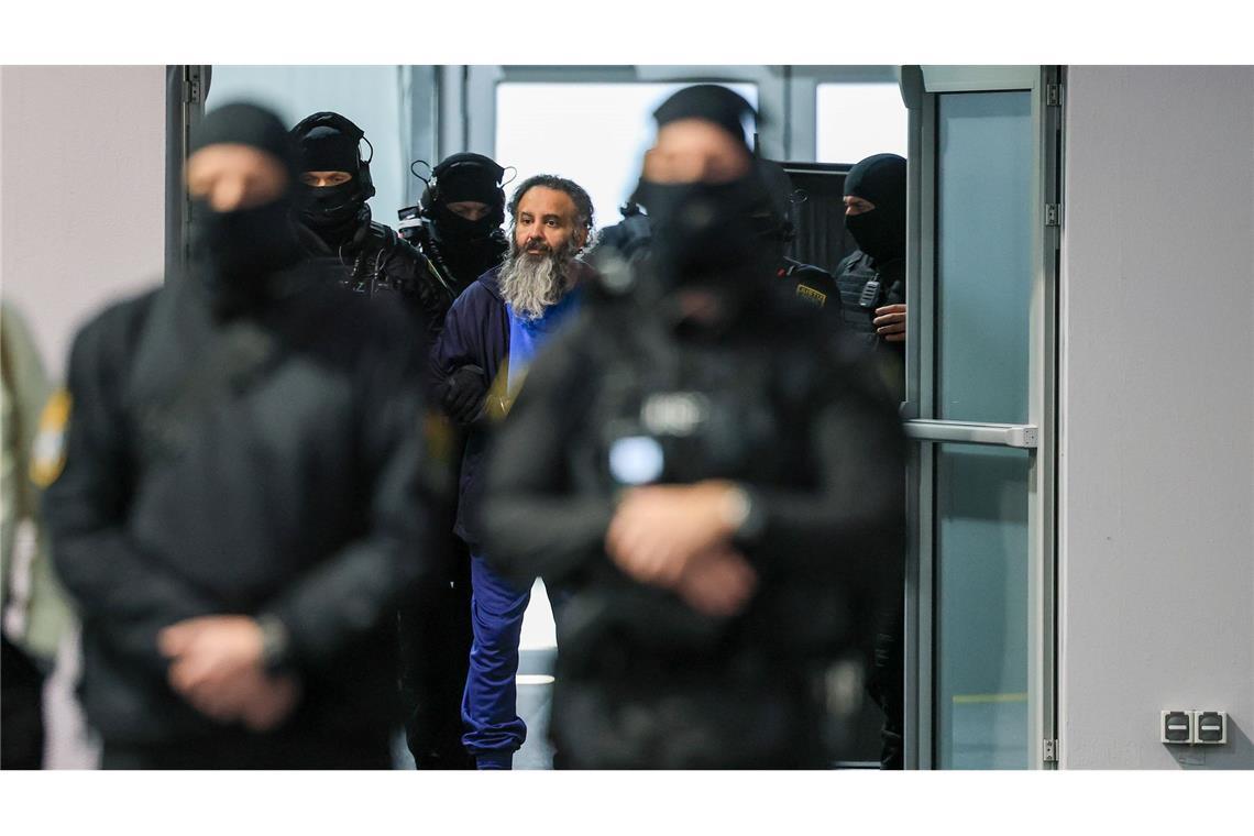 Der Angeklagte Taleb al-Abdulmohsen wird in den Gerichtssaal geführt.