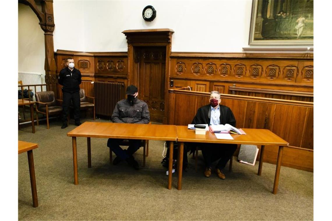 Der Angeklagte und sein Verteidiger sitzen im Gerichtssaal im Flensburger Landgericht. Foto: Frank Molter/dpa Pool/dpa