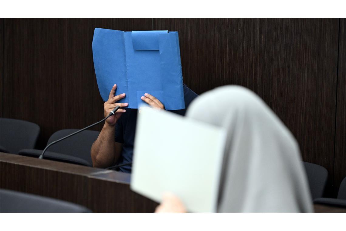 Fast 4 Jahre Haft für islamistischen Influencer gefordert Der Angeklagte und seine mitangeklagte Partnerin beim Prozess in Düsseldorf.