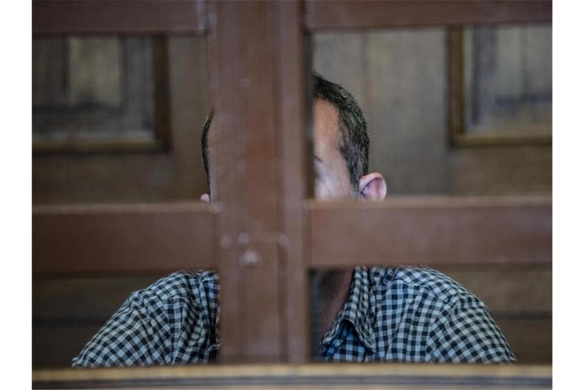 „Es war Mord“ an der Berliner Schülerin Georgine Der Angeklagte vor Beginn der Verhandlung im Gerichtssaal. Foto: Paul Zinken/dpa