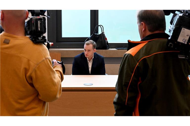 Der Angeklagte will ausdrücklich nicht gepixelt werden. "Er hat nichts falsch gemacht", sagt seine Anwältin.