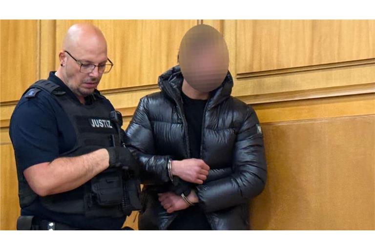 Der Angeklagte wird beim Prozessauftakt wegen millionenschweren Diebstahls in einer Bankfiliale in Güglingen in den Gerichtssaal in Heilbronn geführt.