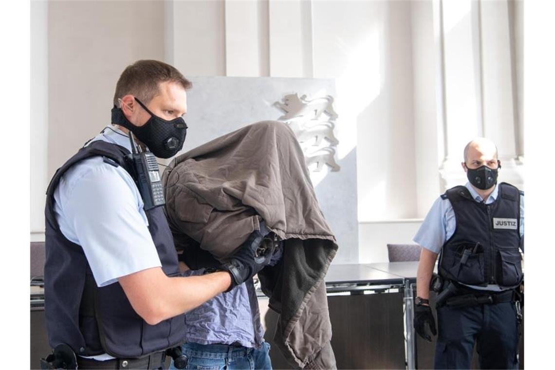 Der Angeklagte wird im Landgericht Ellwangen in den Gerichtssaal geführt. Foto: Sebastian Gollnow/dpa