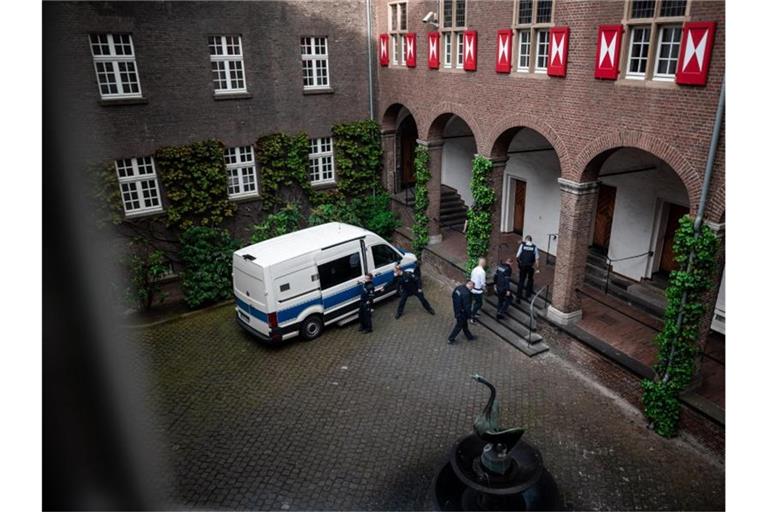 Der Angeklagte wird in das Gerichtsgebäude geführt. Er und ein weiterer suchtkranker Patient waren Mitte Mai 2020 aus der Forensik geflohen, nachdem sie einen Pfleger mit einem Messer bedroht hatten. Foto: Fabian Strauch/dpa