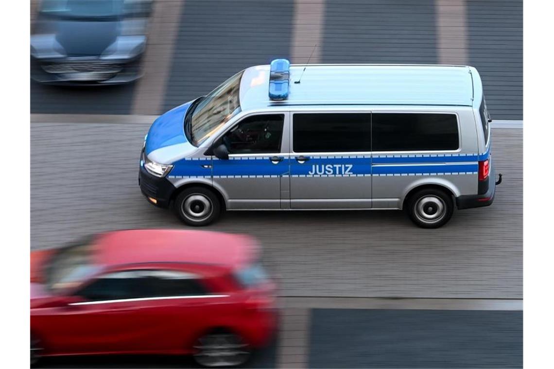 Der Angeklagte wird in einem Justiz-Fahrzeug zum Magdeburger Landgericht gefahren. Foto: Hendrik Schmidt/dpa-Zentralbild/dpa