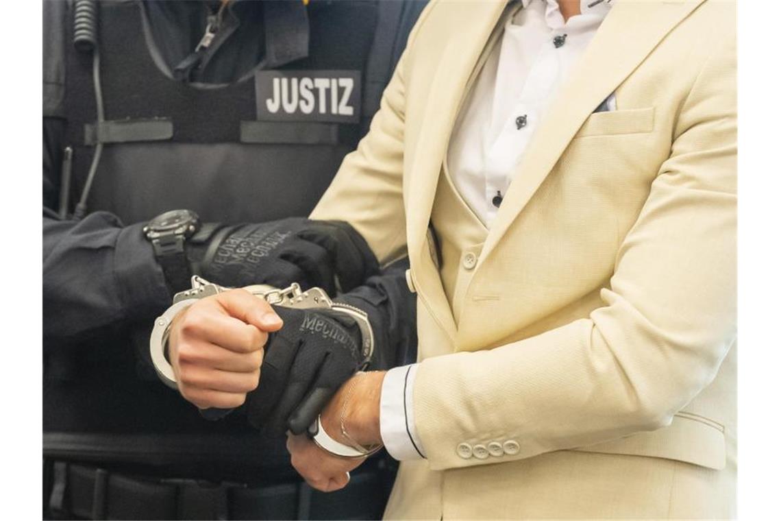 Neuneinhalb Jahre Haft für Alaa S. im Chemnitz-Prozess Der Angeklagte wird von einem Justizbeamten in den Gerichtssaal geführt. Foto: Matthias Rietschel