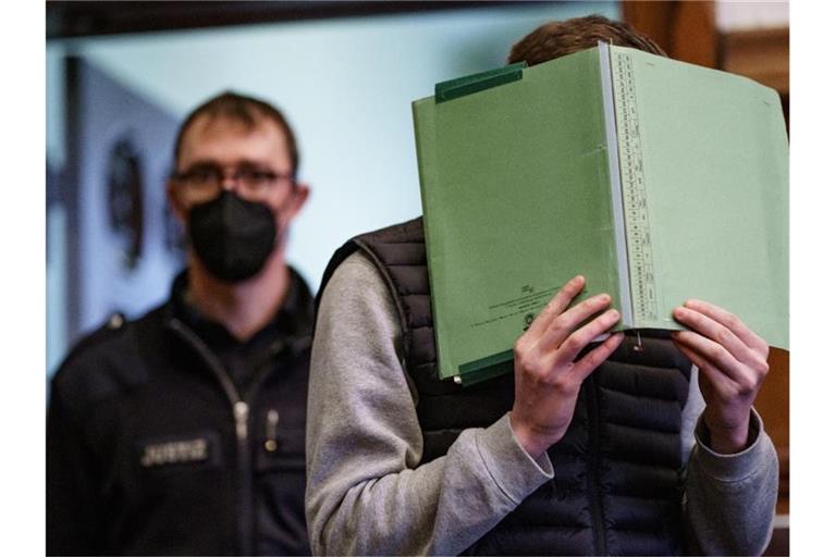 Der Angeklagte wurde zu einer Jugendstrafe von sieben Jahren verurteilt. Foto: Axel Heimken/dpa