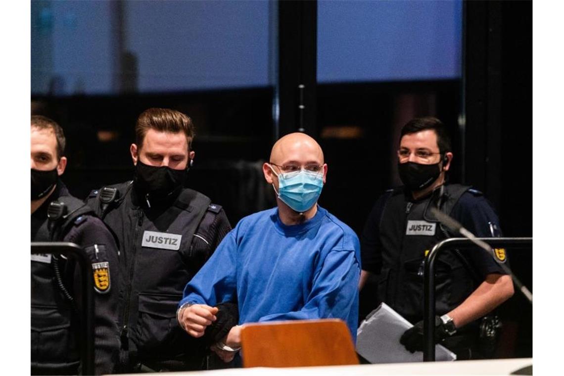 Der Angeklagte Yves R. wird von Justizbeamten in den Verhandlungssaal im Landgericht Offenburg geführt. Foto: Philipp von Ditfurth/dpa