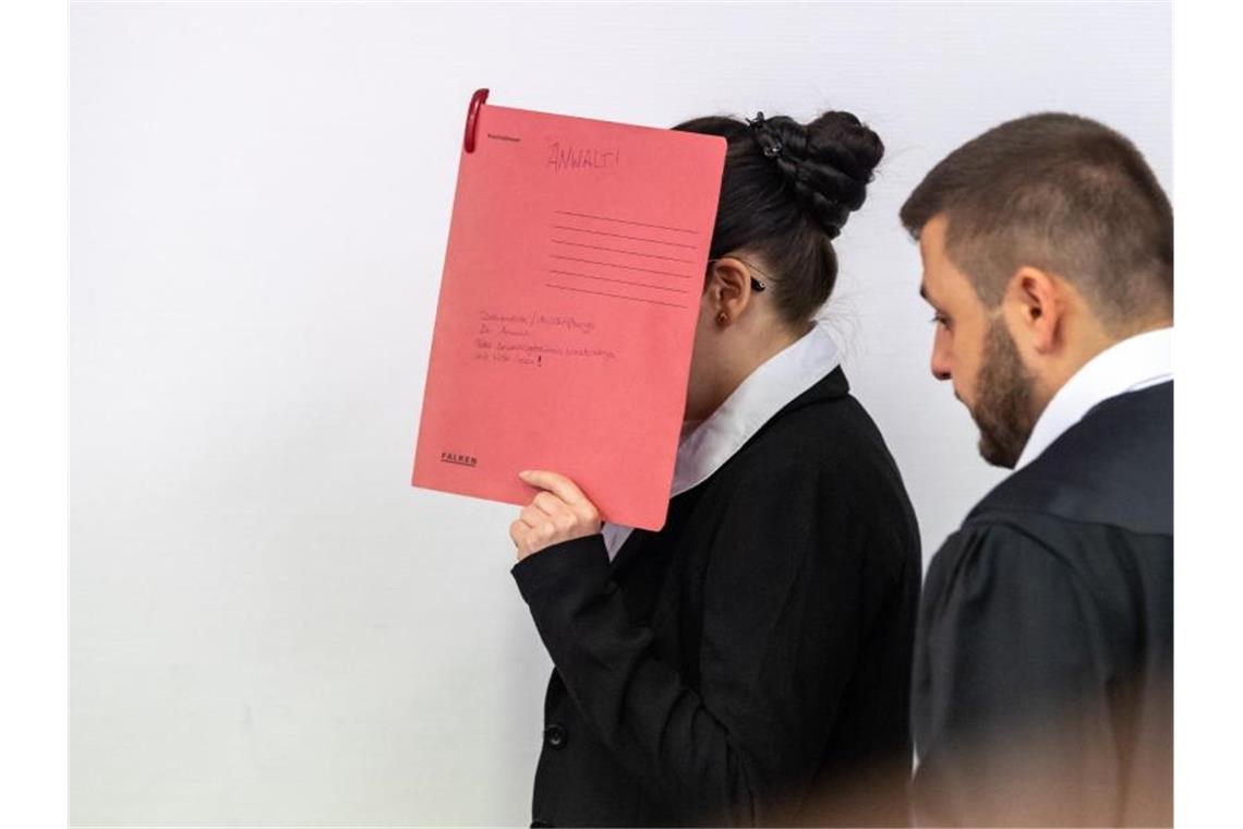 Prozess um verdurstetes Kind - IS-Sklavin sagt weiter aus Der Angeklagten wird unter anderem vorgeworfen, ein fünf Jahre altes Mädchen als Sklavin gehalten und verdursten lassen zu haben. Foto: Peter Kneffel