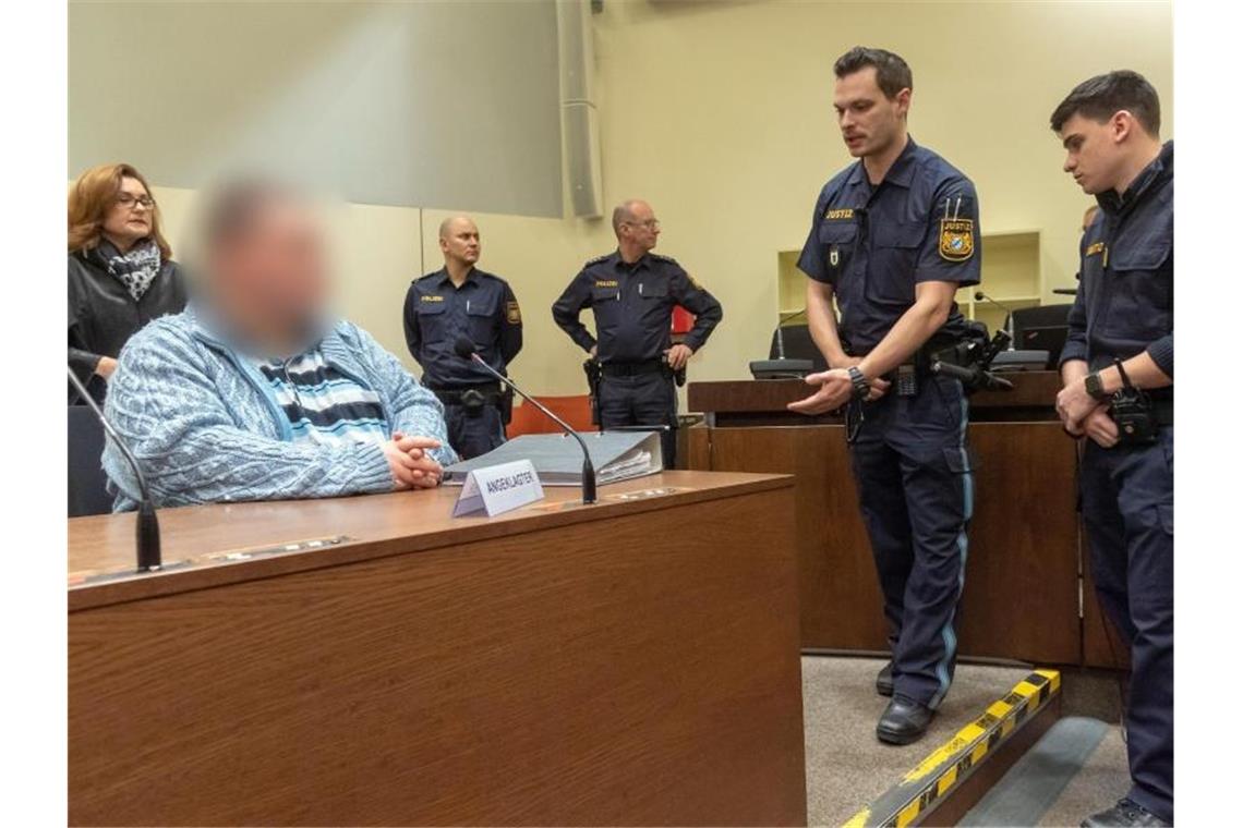 Der Angeklagter sitzt im Gerichtssaal in München: „Das, was ich getan habe, ist sehr brutal und bleibt brutal.“. Foto: Peter Kneffel/dpa