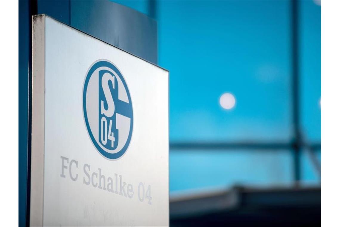 Der angeschlagene Bundesligist FC Schalke 04 lehnt finanzielle Hilfen von Tönnies ab. Foto: Fabian Strauch/dpa