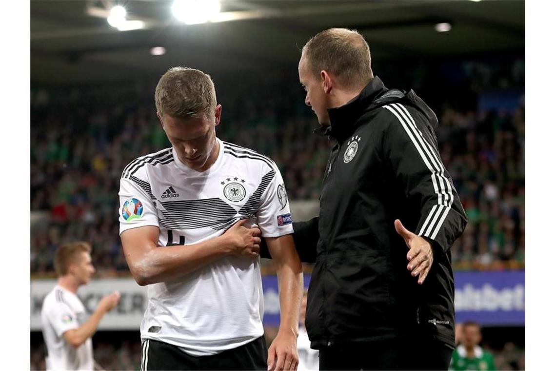 Halstenberg bringt DFB-Team auf EM-Kurs Der angeschlagene Matthias Ginter muss sich auswechseln und behandeln lassen. Foto: Liam Mcburney/PA Wire