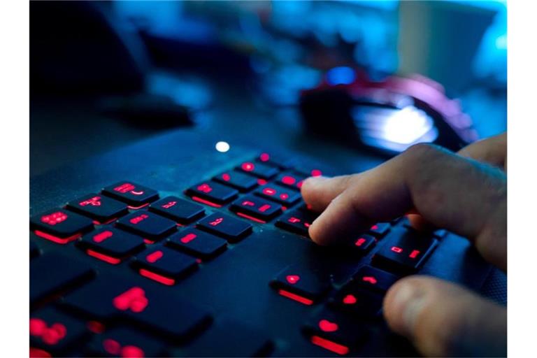 Der Angriff Russlands auf die Ukraine wurde von Cyberattacken begleitet. Dass dabei bislang nicht größere Schäden entstanden sind, schreibt ein führender Experte den Defensivqualitäten der Ukrainer zu. Deutsche Unternehmen seien dagegen schlecht vorbereitet. (Symbolbild). Foto: Nicolas Armer/dpa