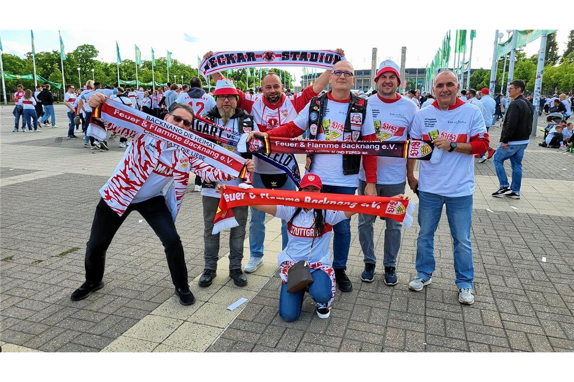 Der Anpfiff naht, diese Anhänger vom Backnanger VfB-Fanclub Feuer & Flamme stehe...