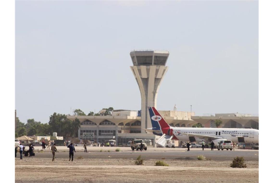 Schwere Explosion in Jemen nach Ankunft neuer Regierung Der Anschlag in einem der ärmsten Staaten der Welt ereignete sich kurz nach der Landung der neuen Regierung des Jemens, die mit einem Flugzeug aus Saudi-Arabien eingereist waren. Foto: Wael Qubady/AP/dpa