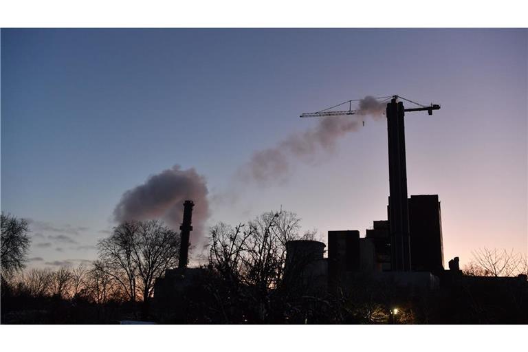 Der Anschlag sorgt seit dem frühen Samstagmorgen für einen großen Stromausfall, von dem zunächst 45.000 Haushalte und mehr als 2.200 Unternehmen betroffen waren.