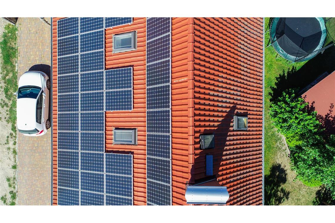 Der Anstieg der Öl- und Benzinpreise führt zu verstärkter Nachfrage nach Solaranlagen und Elektroautos. (Symbolbild)