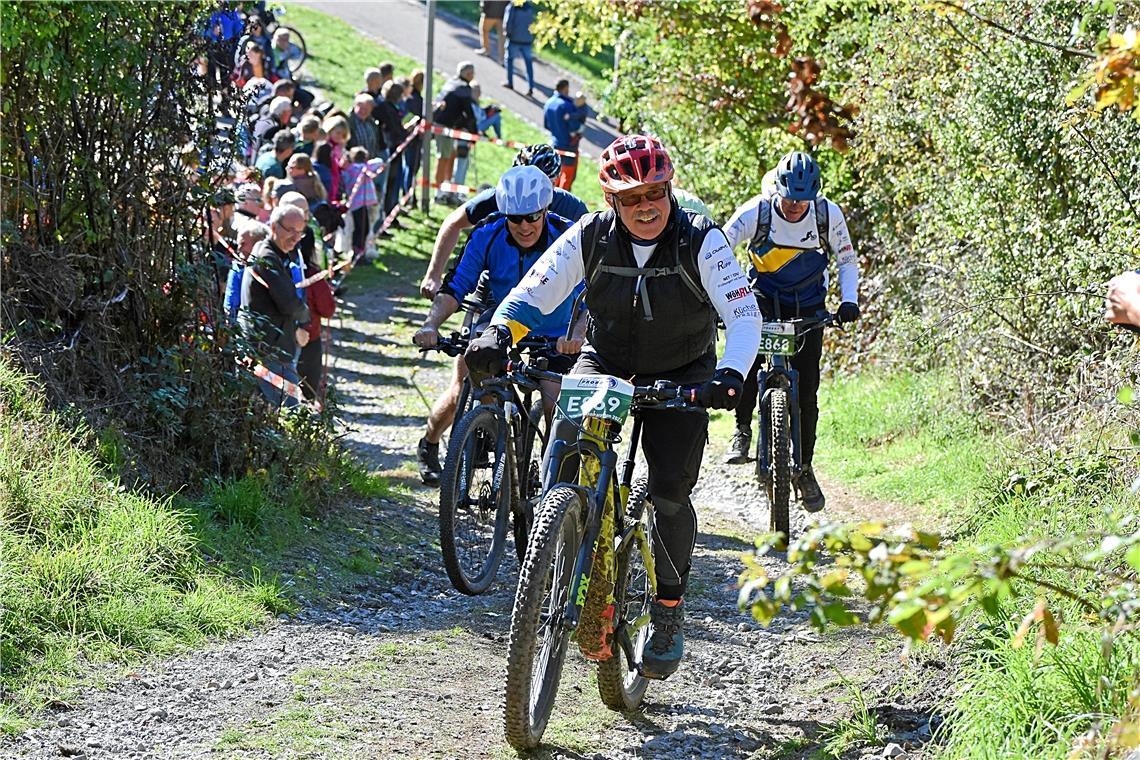 Lautertal-Bikemarathon: In Spiegelberg hat der Radsport Vorfahrt Der Anstieg vom Fasanenweg hoch zum Sportplatz kostet viele Teilnehmer stets die letzten Körner. Nicht jeder meisterte das Steilstück mit einem Lächeln im Gesicht. Foto: Tobias Sellmaier