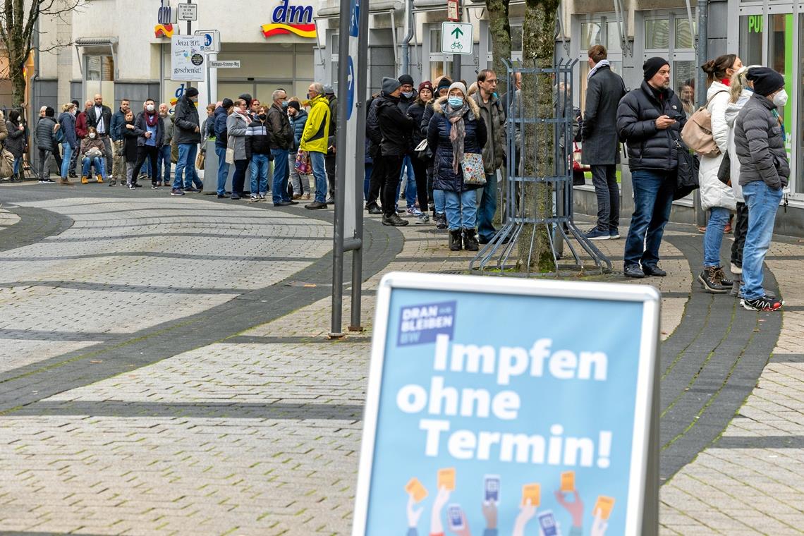 Das lange Warten auf den Piks Der Ansturm auf das Impfangebot war riesig. Am kommenden Samstag ist das Team vom Klinikum Stuttgart wieder in Backnang.
