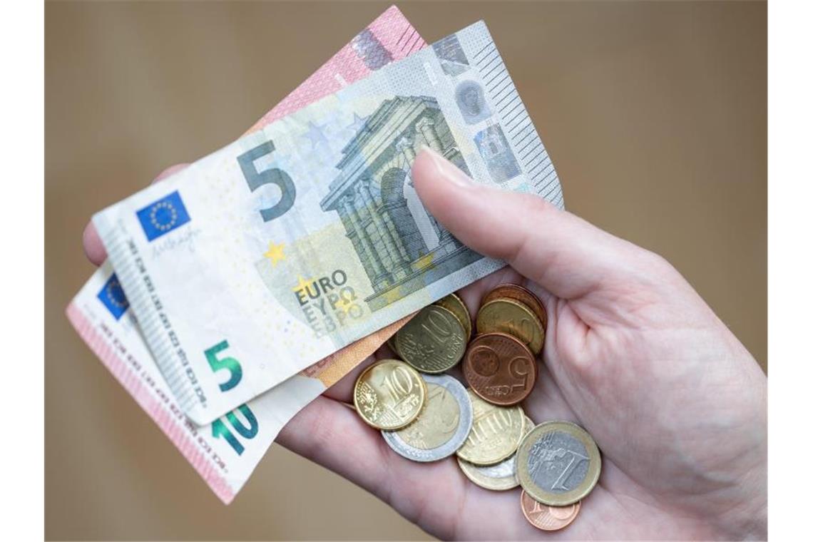 Ein Fünftel aller Vollzeitbeschäftigten sind Geringverdiener Der Anteil der Geringverdienenden lag bei Vollzeitbeschäftigten ohne Berufsabschluss bei 40,8 Prozent. Foto: Daniel Karmann/dpa