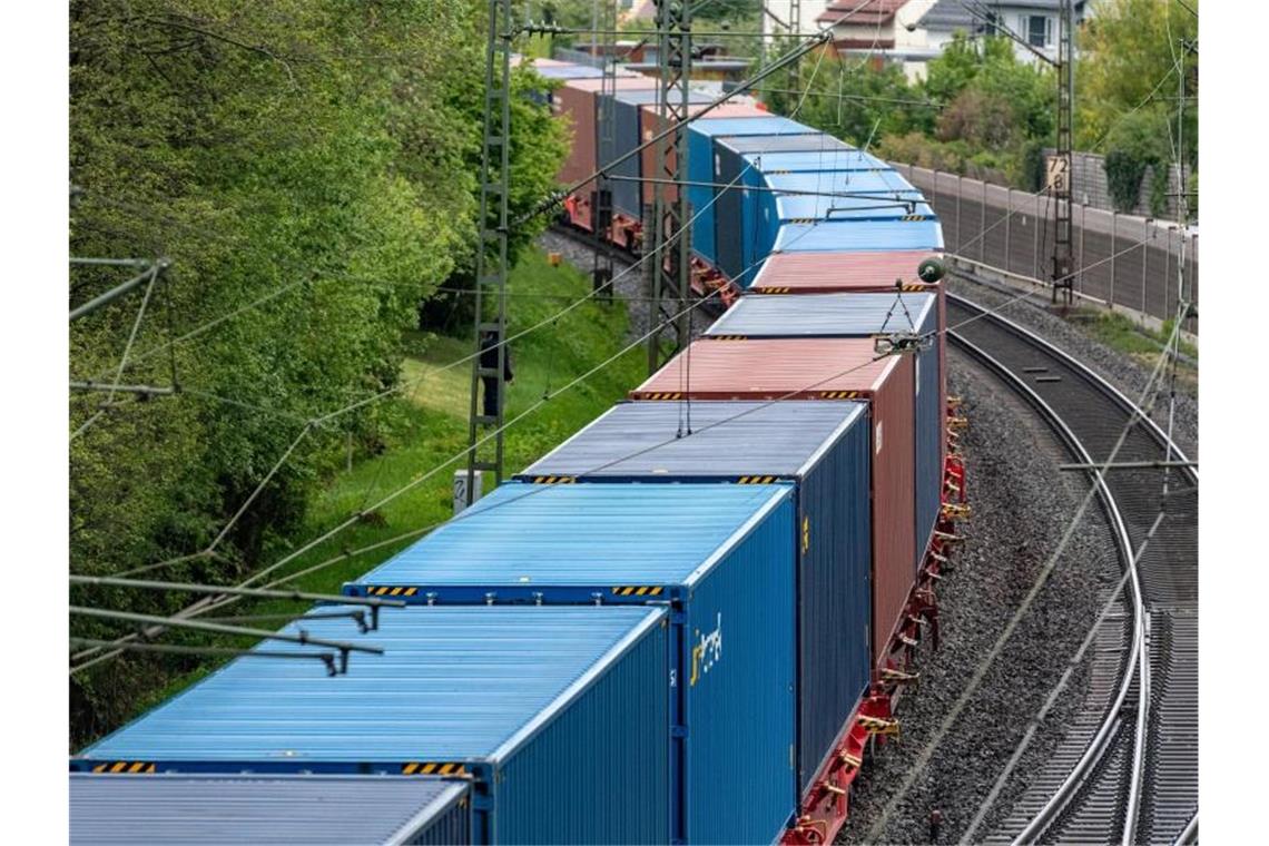 Der Anteil der Schiene am gesamten Güterverkehr stagniert in Deutschland bei rund 19 Prozent. Foto: Armin Weigel/dpa