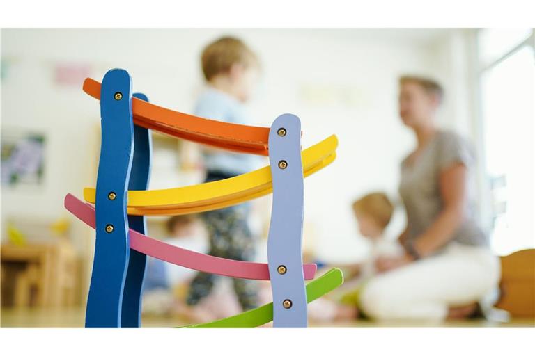 Der Anteil pädagogisch qualifizierter Fachkräfte in Kitas ist laut einer Studie in vielen Bundesländern gesunken (Symbolfoto).